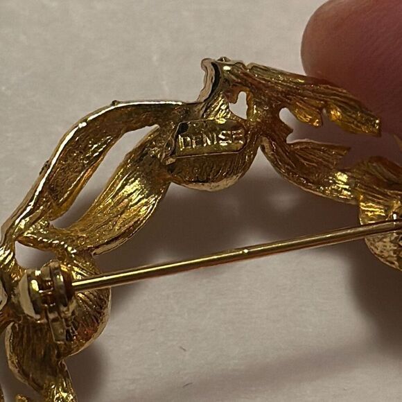 Vintage Signed DENISE Gold Tone Circle Ribbon Brooch - Picture 4 of 5